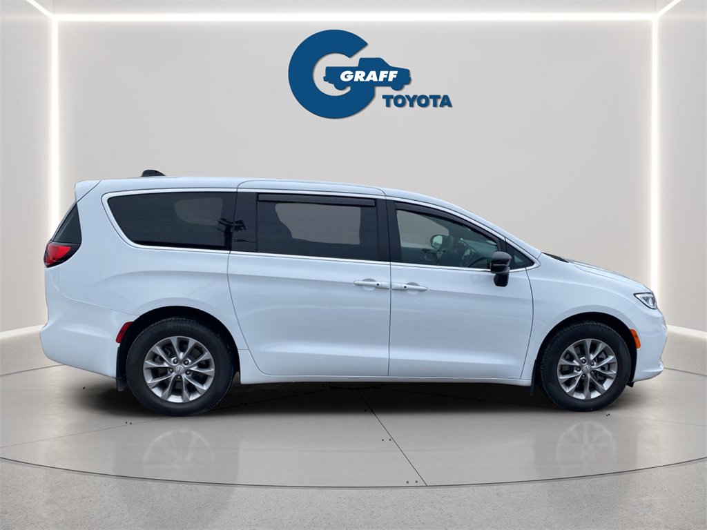 Used 2026 Chrysler Pacifica Select image 6