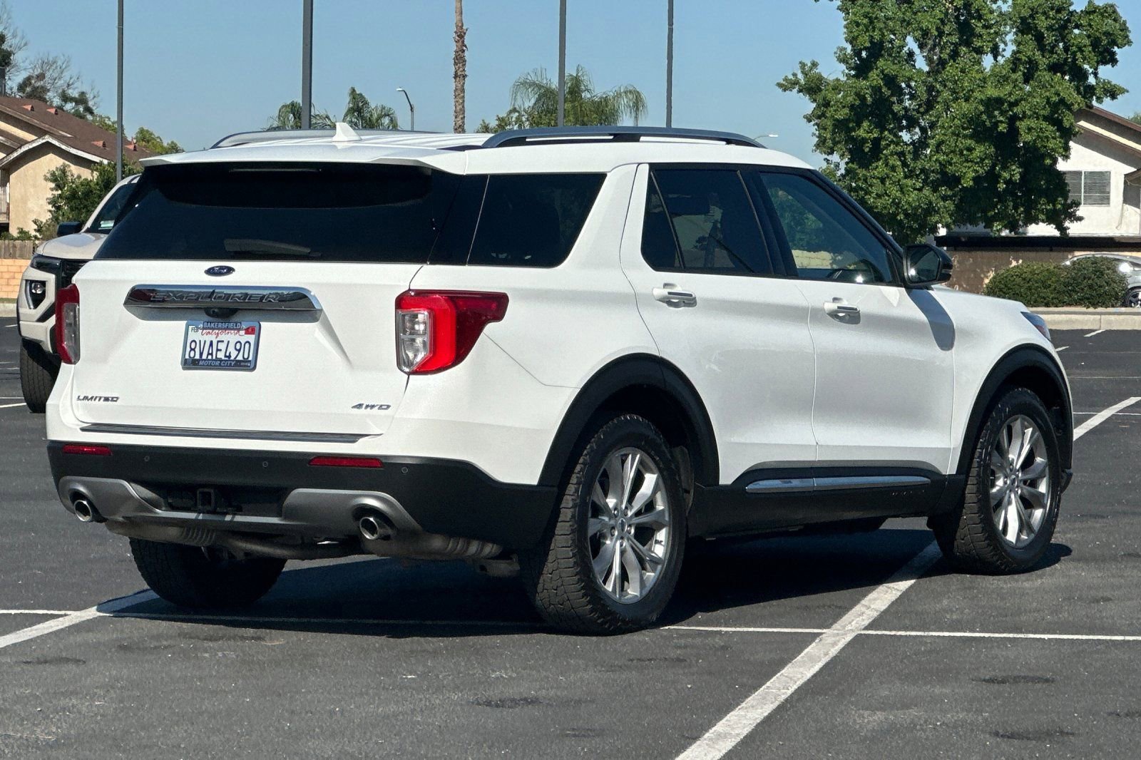 Used 2021 Ford Explorer Limited w/ Equipment Group 301A AWD/4WD image 4
