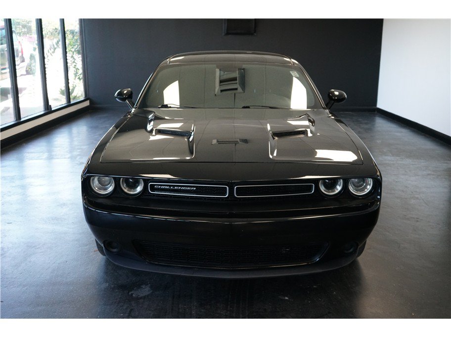 Used 2016 Dodge Challenger SXT RWD image 2