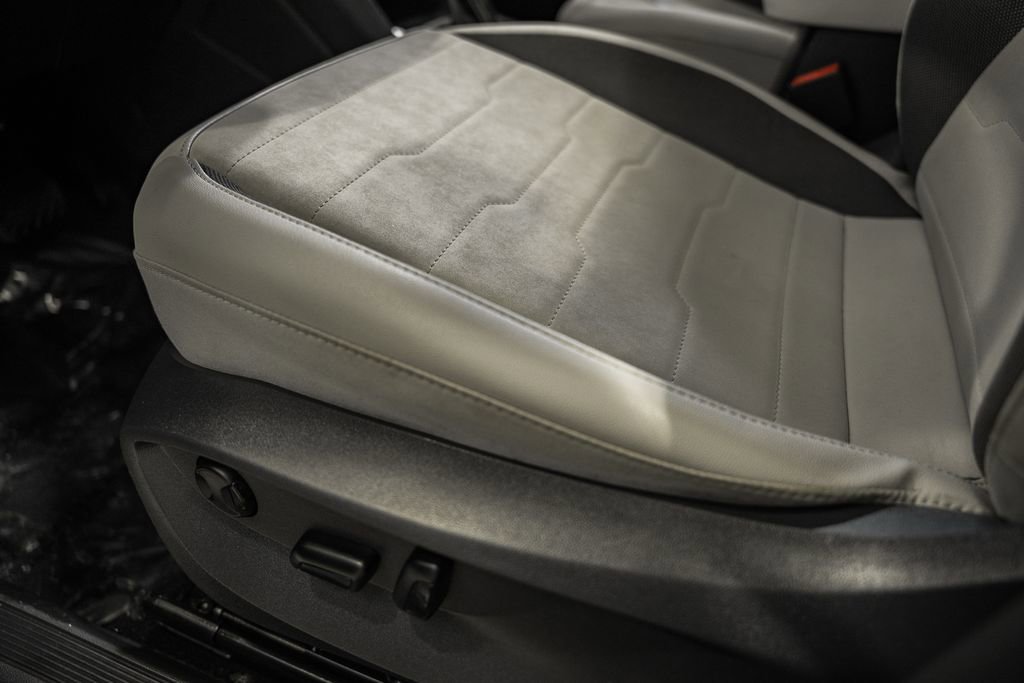 Used 2025 Volkswagen Taos SE w/ Panoramic Sunroof Package image 41