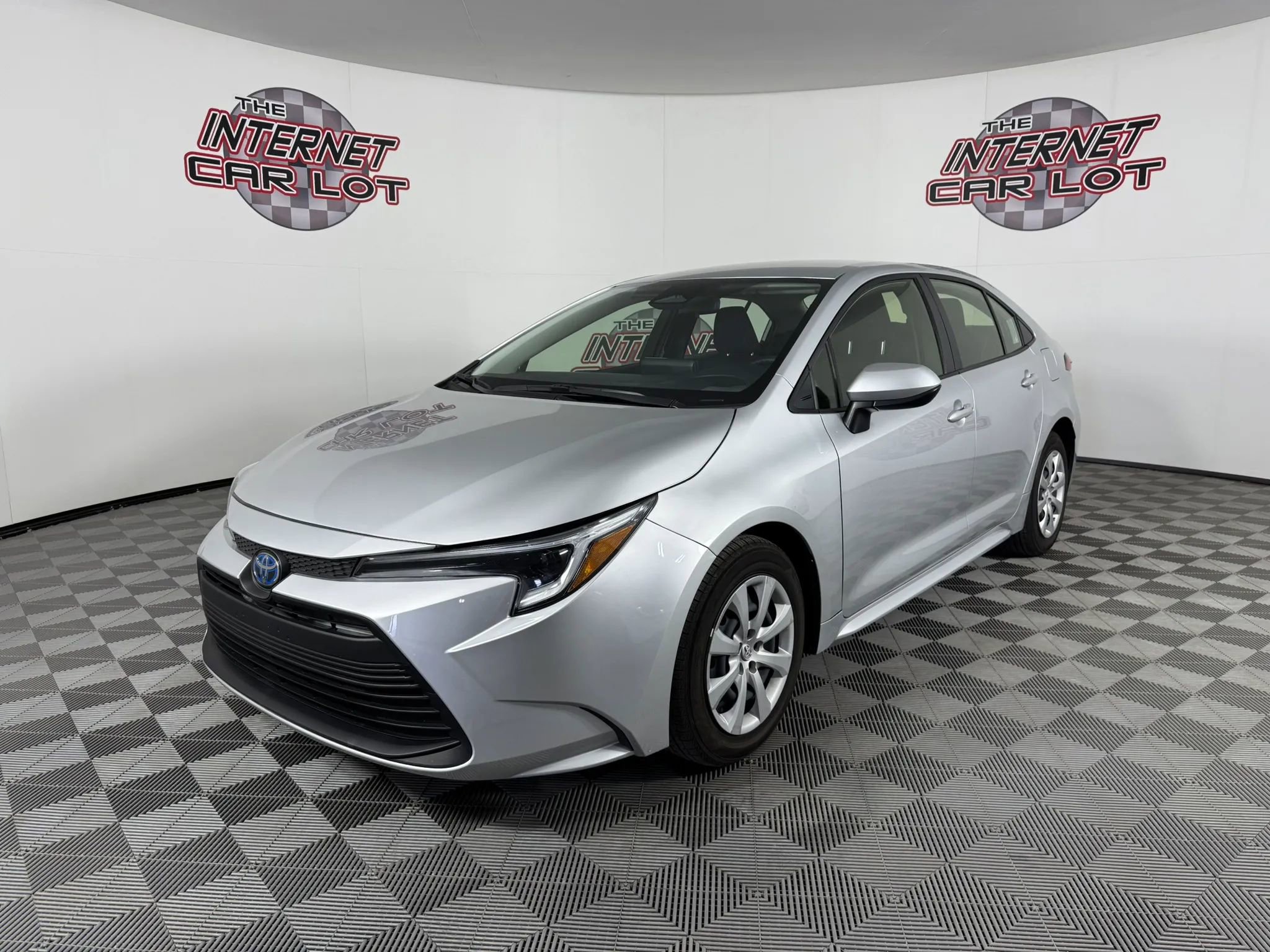 Used 2025 Toyota Corolla LE FWD image 3