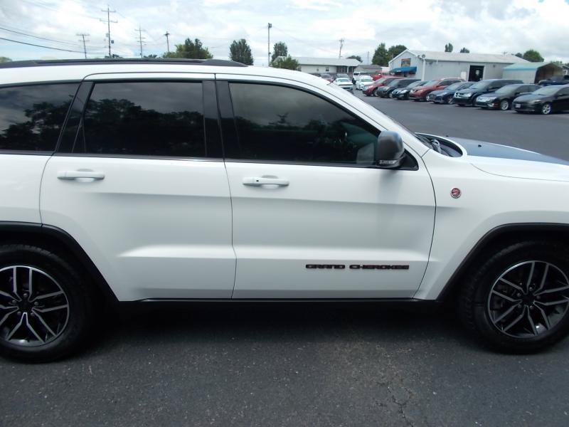 Used 2021 Jeep Grand Cherokee Trailhawk w/ Premium Lighting Group AWD/4WD image 12