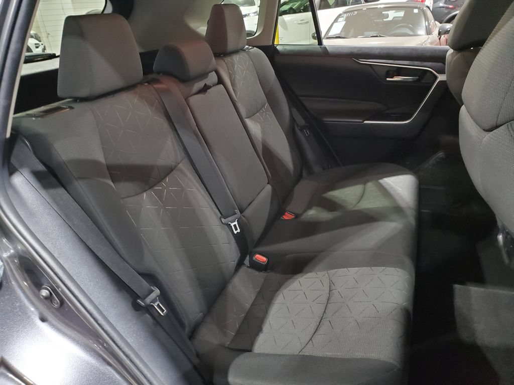 Used 2020 Toyota RAV4 XLE AWD/4WD image 18