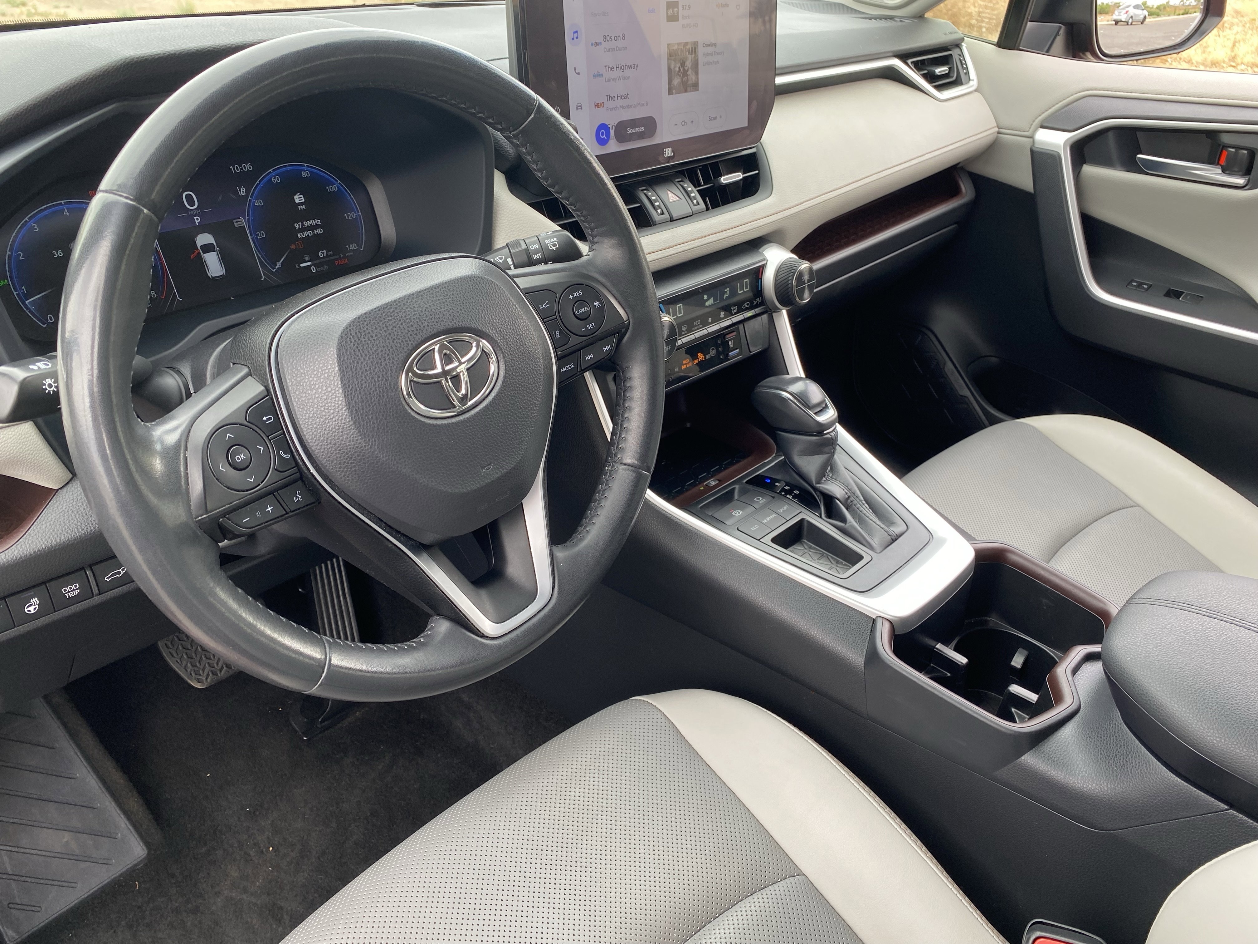 Used 2023 Toyota RAV4 Limited image 18