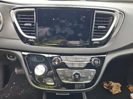Used 2025 Chrysler Pacifica Select FWD image 12