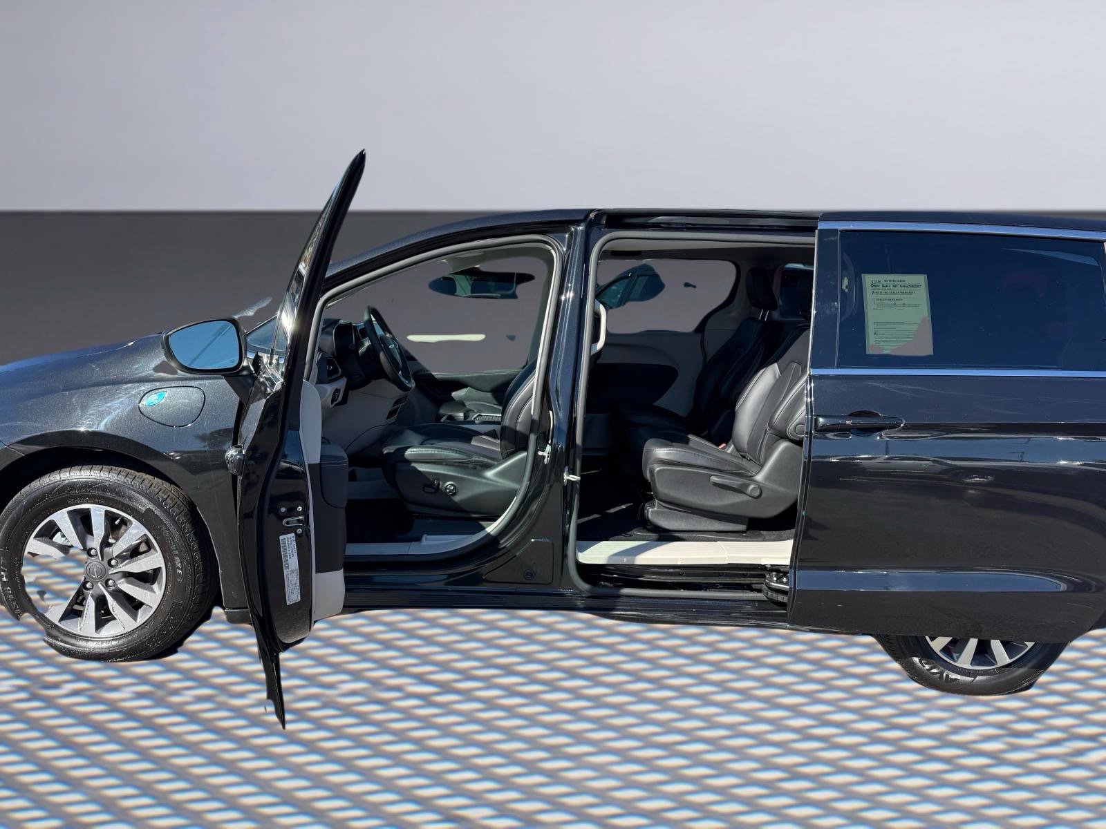 Used 2023 Chrysler Pacifica Touring-L FWD image 14