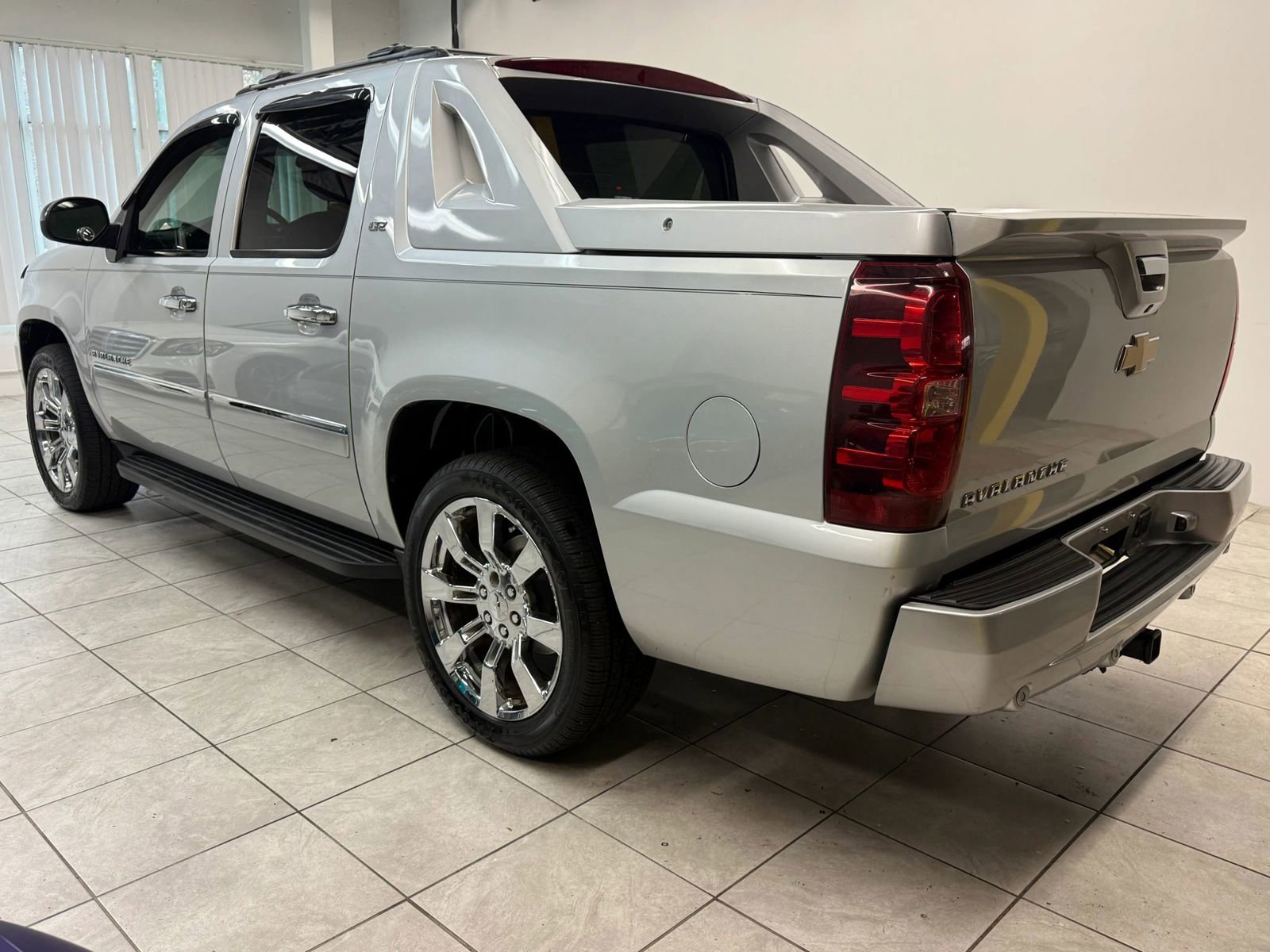 Used 2012 Chevrolet Avalanche LTZ image 7