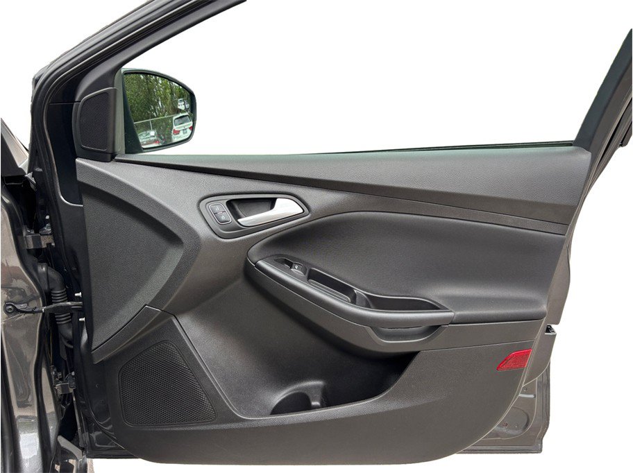 Used 2015 Ford Focus SE w/ SE Sport Package FWD image 29