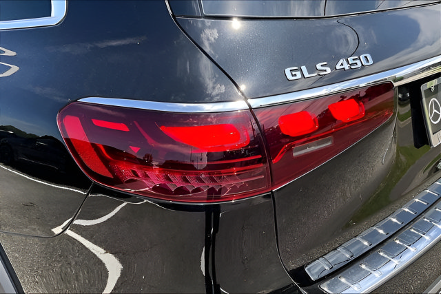 Used 2025 Mercedes-Benz GLS 450 4MATIC image 23