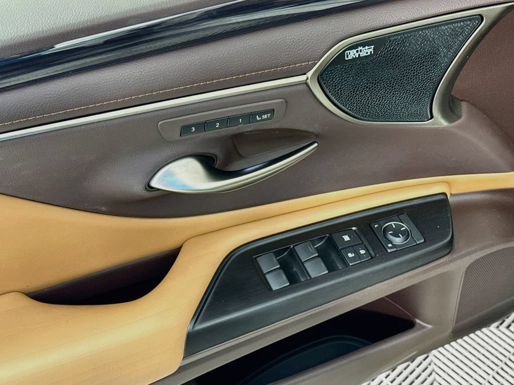 Used 2019 Lexus ES 350 Ultra Luxury w/ Accessory Package 2 FWD image 18