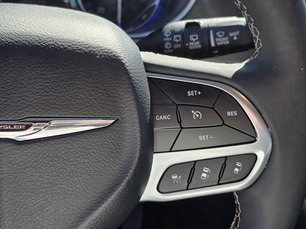 Used 2025 Chrysler Pacifica Select image 17