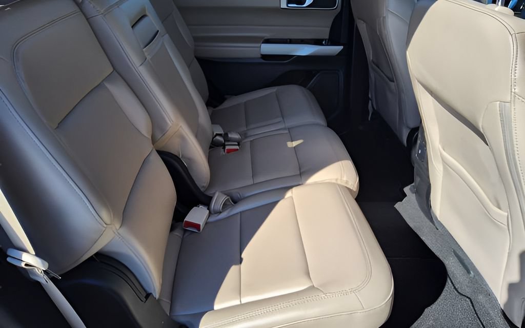 Used 2024 Ford Explorer XLT w/ Equipment Group 202A AWD/4WD image 37