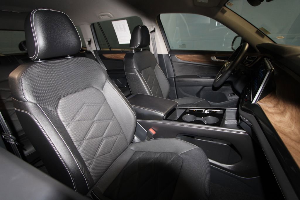 Used 2025 Volkswagen Atlas SE image 24
