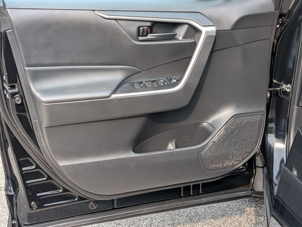 Used 2022 Toyota RAV4 LE AWD/4WD image 18