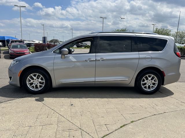 Used 2020 Chrysler Pacifica Touring-L FWD image 4