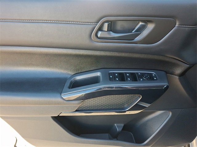 Used 2025 Nissan Pathfinder SV image 9