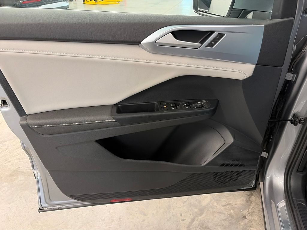 Certified 2025 Volkswagen Taos SE w/ Panoramic Sunroof Package AWD/4WD image 21
