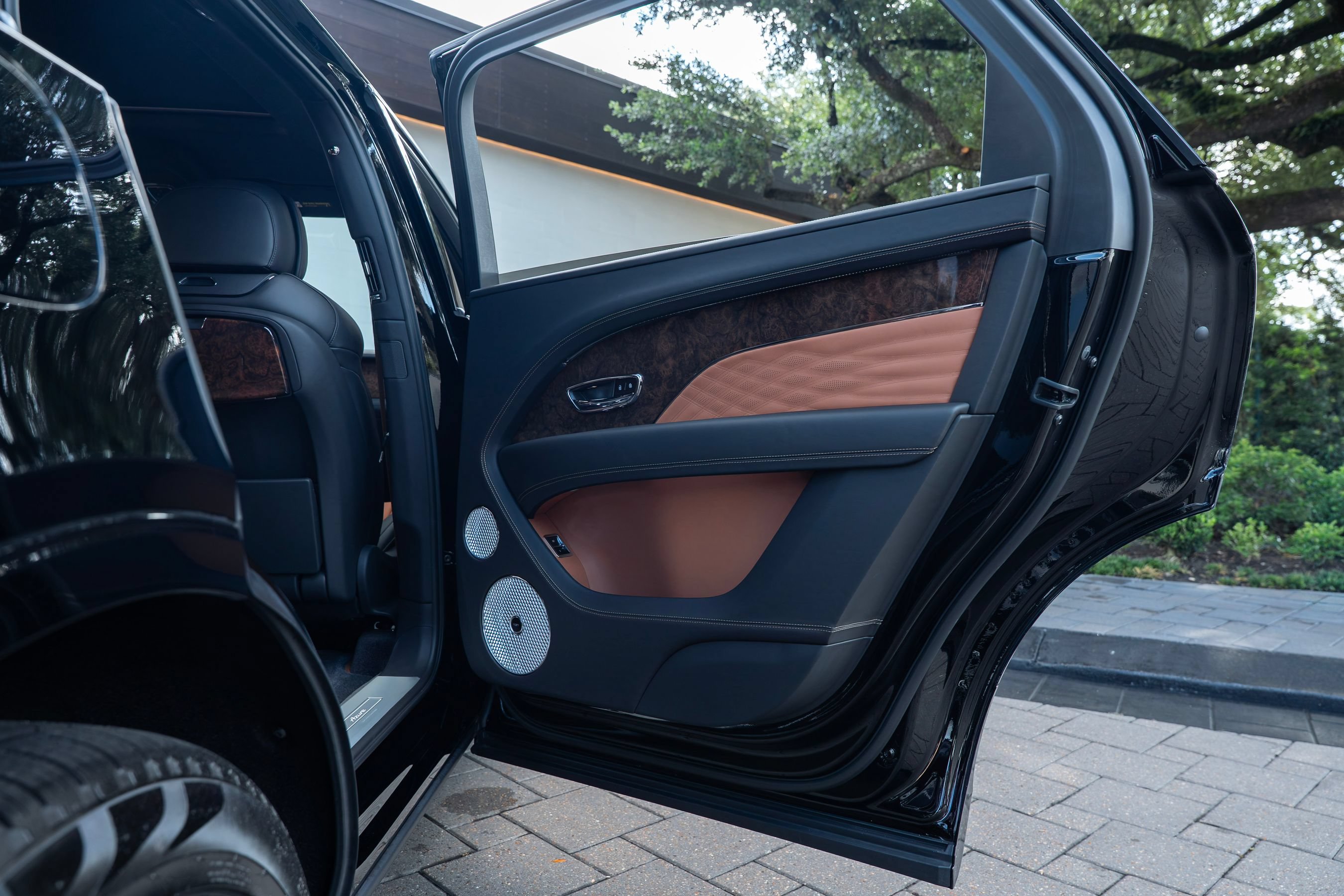 Certified 2025 Bentley Bentayga Extended Wheelbase AWD/4WD image 18