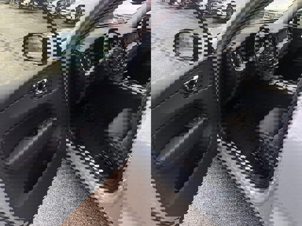 Used 2025 Volvo XC60 T8 Plus w/ Protection Package Premier image 11