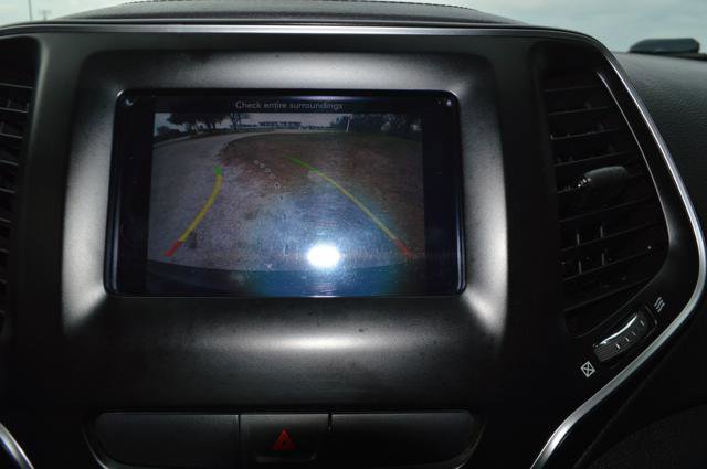 Used 2019 Jeep Cherokee Latitude w/ Popular Appearance Group image 17