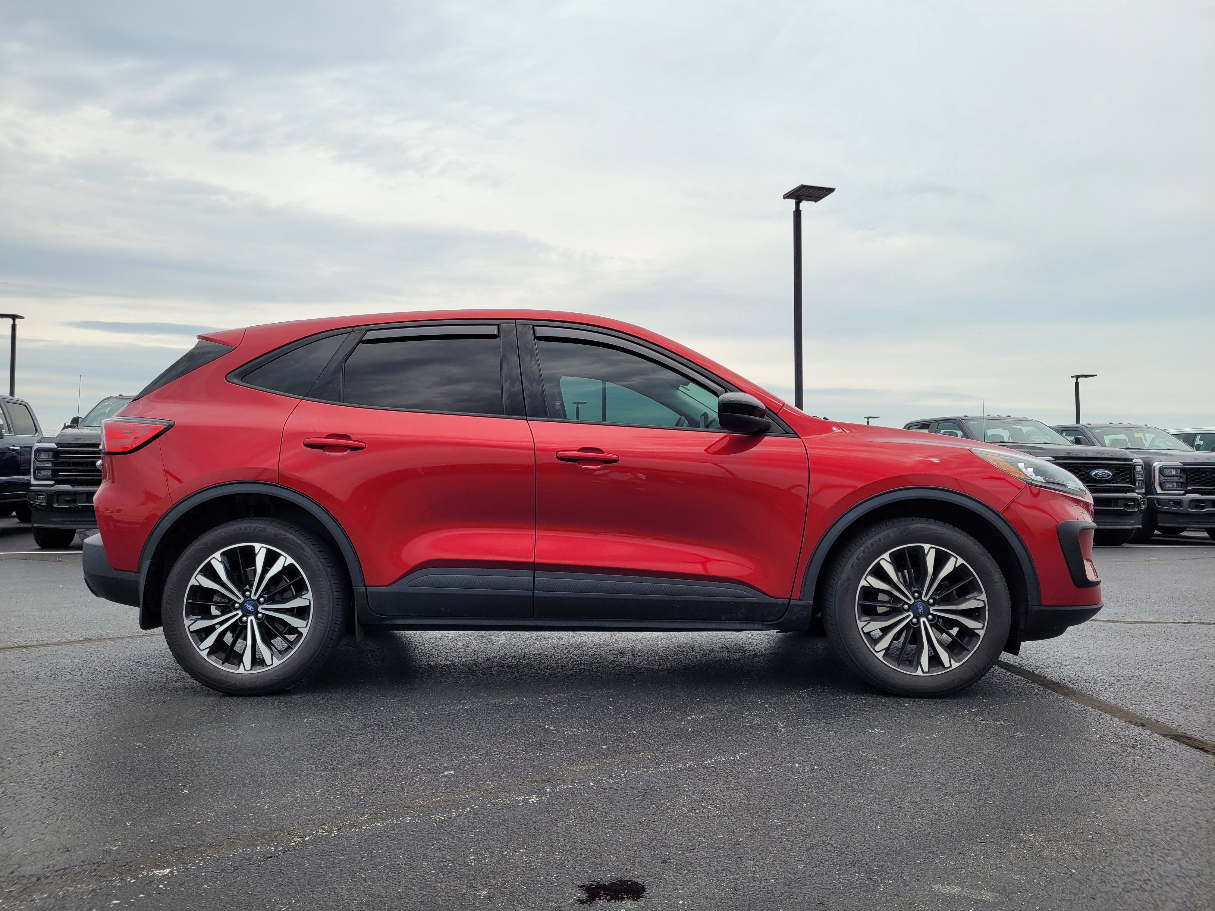 Used 2022 Ford Escape SE w/ SE Sport Appearance Package AWD/4WD image 2