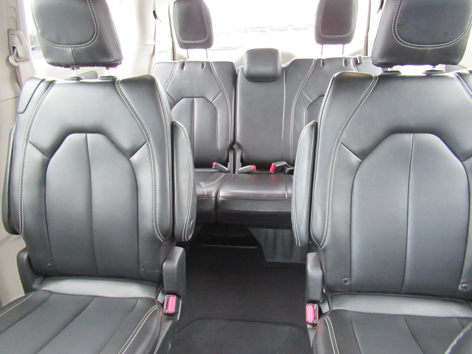 Used 2023 Chrysler Pacifica Touring-L FWD image 32