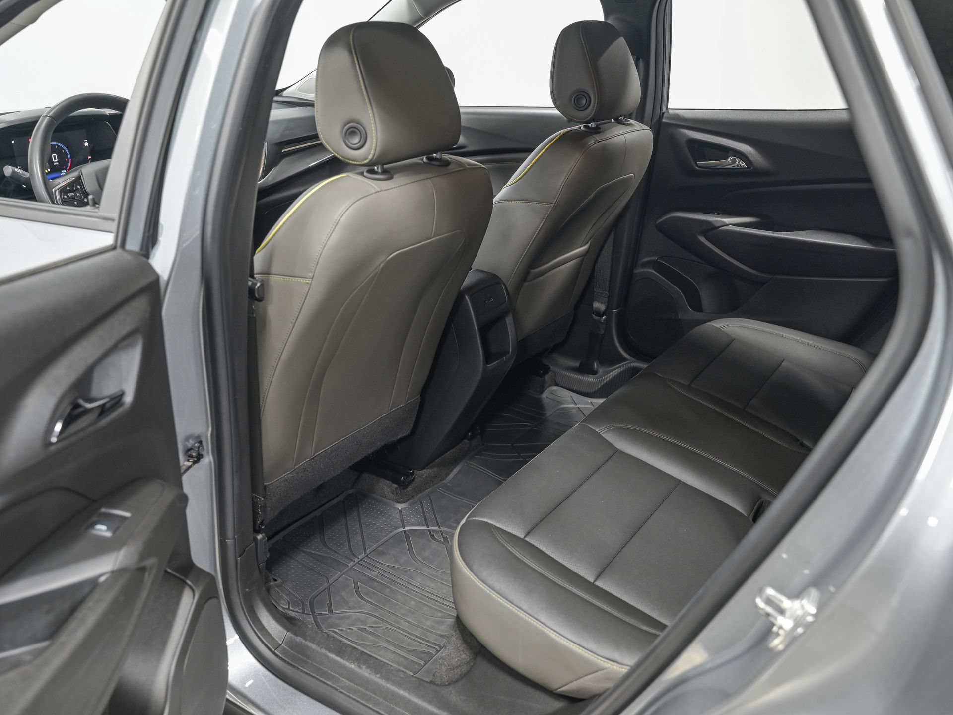 Used 2025 Chevrolet Trax ACTIV w/ Sunroof Package FWD image 27