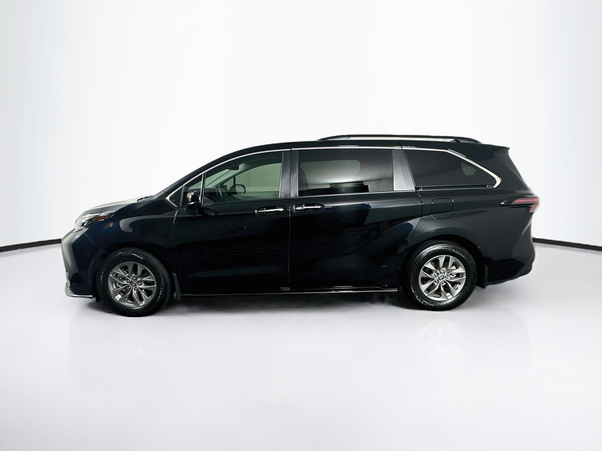 Used 2026 Toyota Sienna XLE FWD image 4