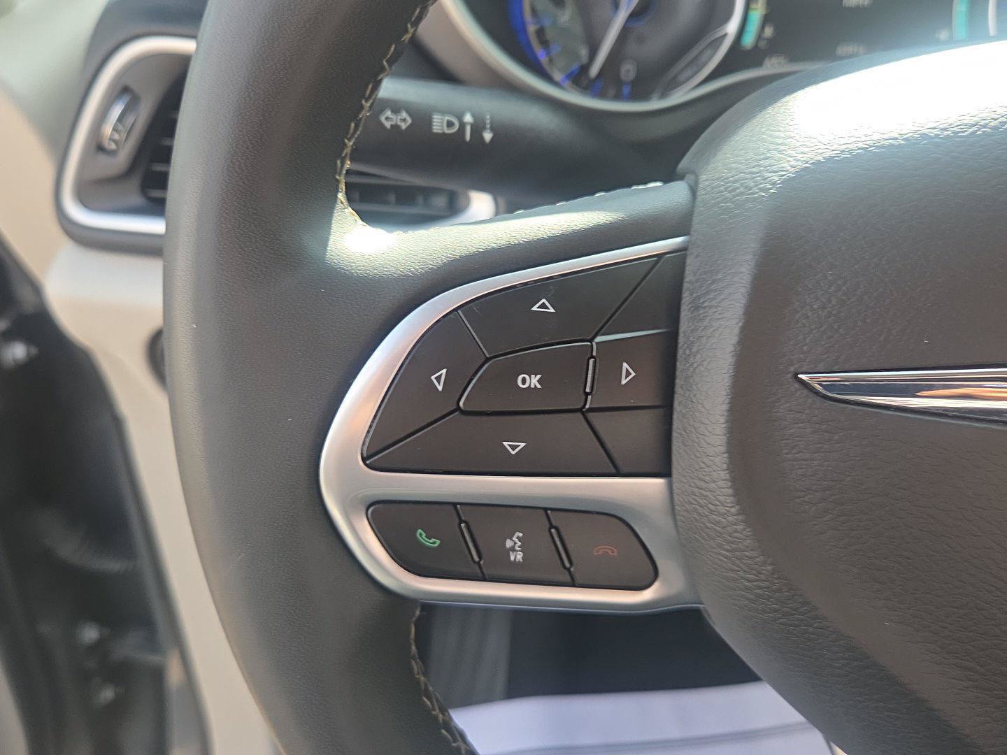 Used 2023 Chrysler Pacifica Touring-L FWD image 25