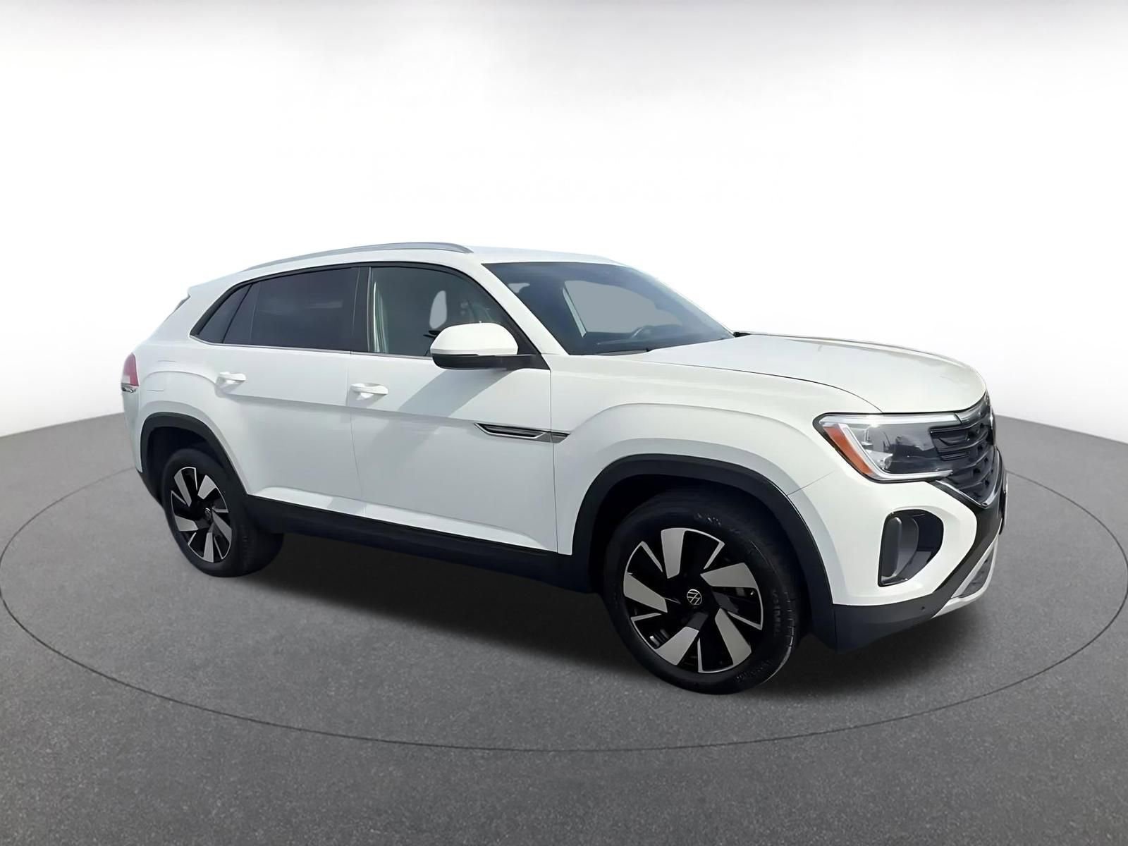 Used 2025 Volkswagen Atlas Cross Sport SE image 2