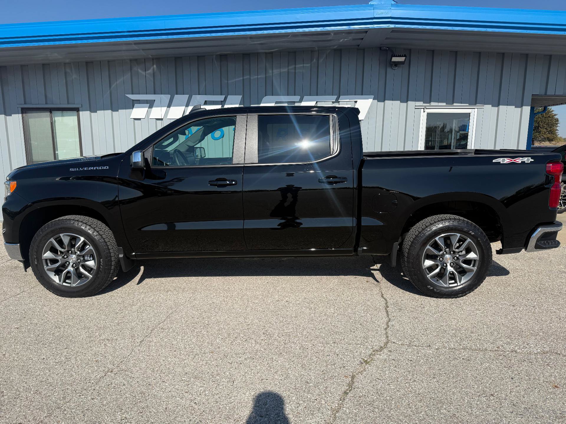 Used 2024 Chevrolet Silverado 1500 LT AWD/4WD image 1