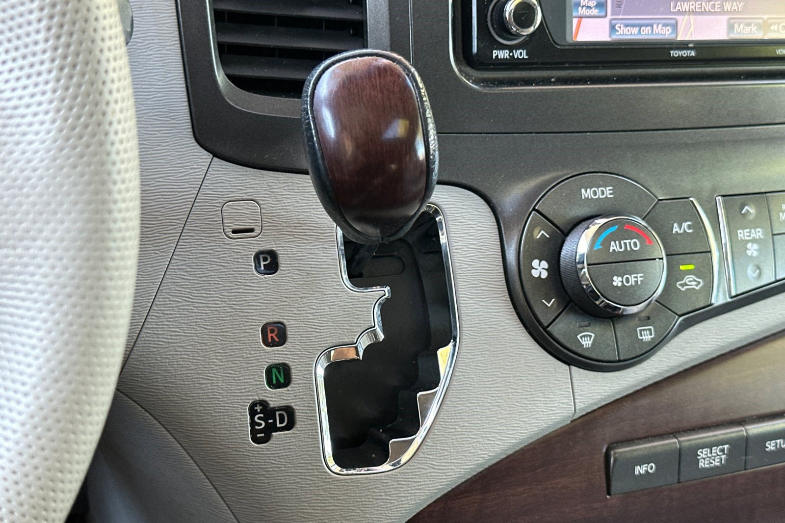 Used 2014 Toyota Sienna XLE FWD image 18