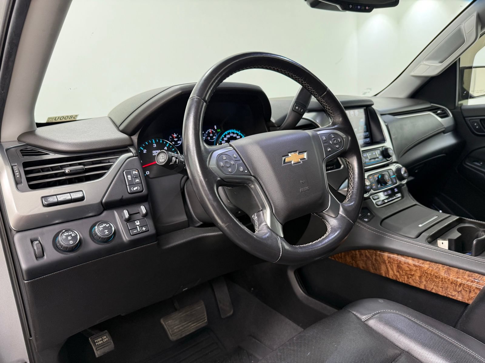 Used 2019 Chevrolet Suburban Premier AWD/4WD image 16