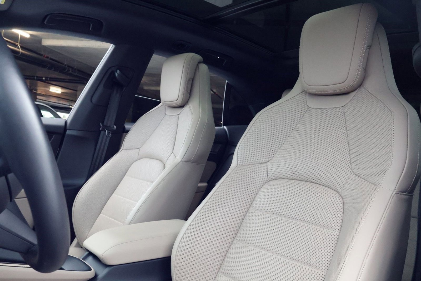 Certified 2024 Porsche Macan 4 Electric image 5