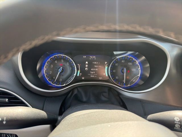 Used 2023 Chrysler Pacifica Touring-L image 15