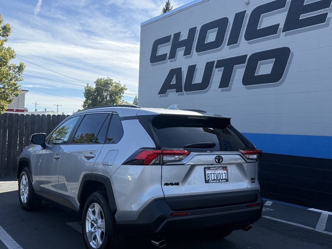 Used 2021 Toyota RAV4 XLE w/ XLE Grade Weather Package AWD/4WD image 4