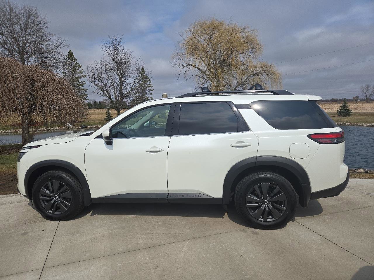 Used 2023 Nissan Pathfinder SV w/ SV Premium Package image 2