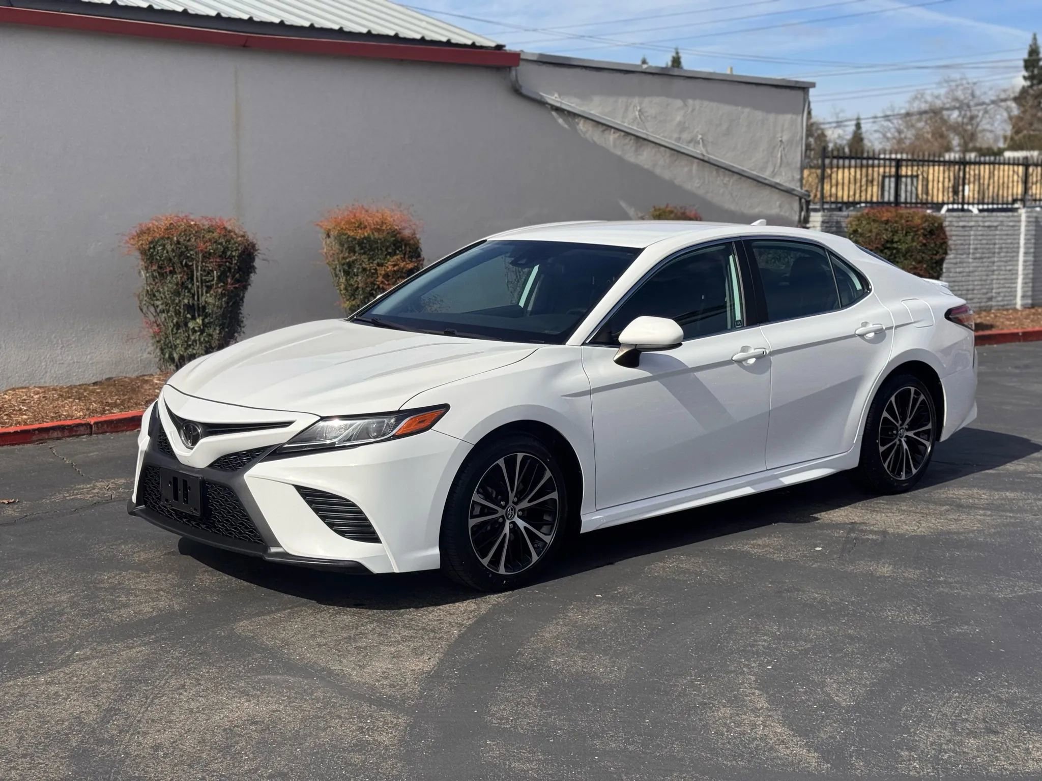 Used 2019 Toyota Camry SE image 2