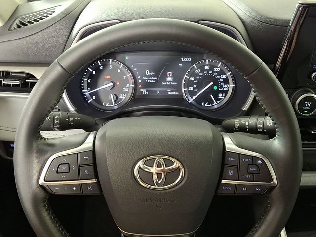 Used 2021 Toyota Highlander XLE AWD/4WD image 19
