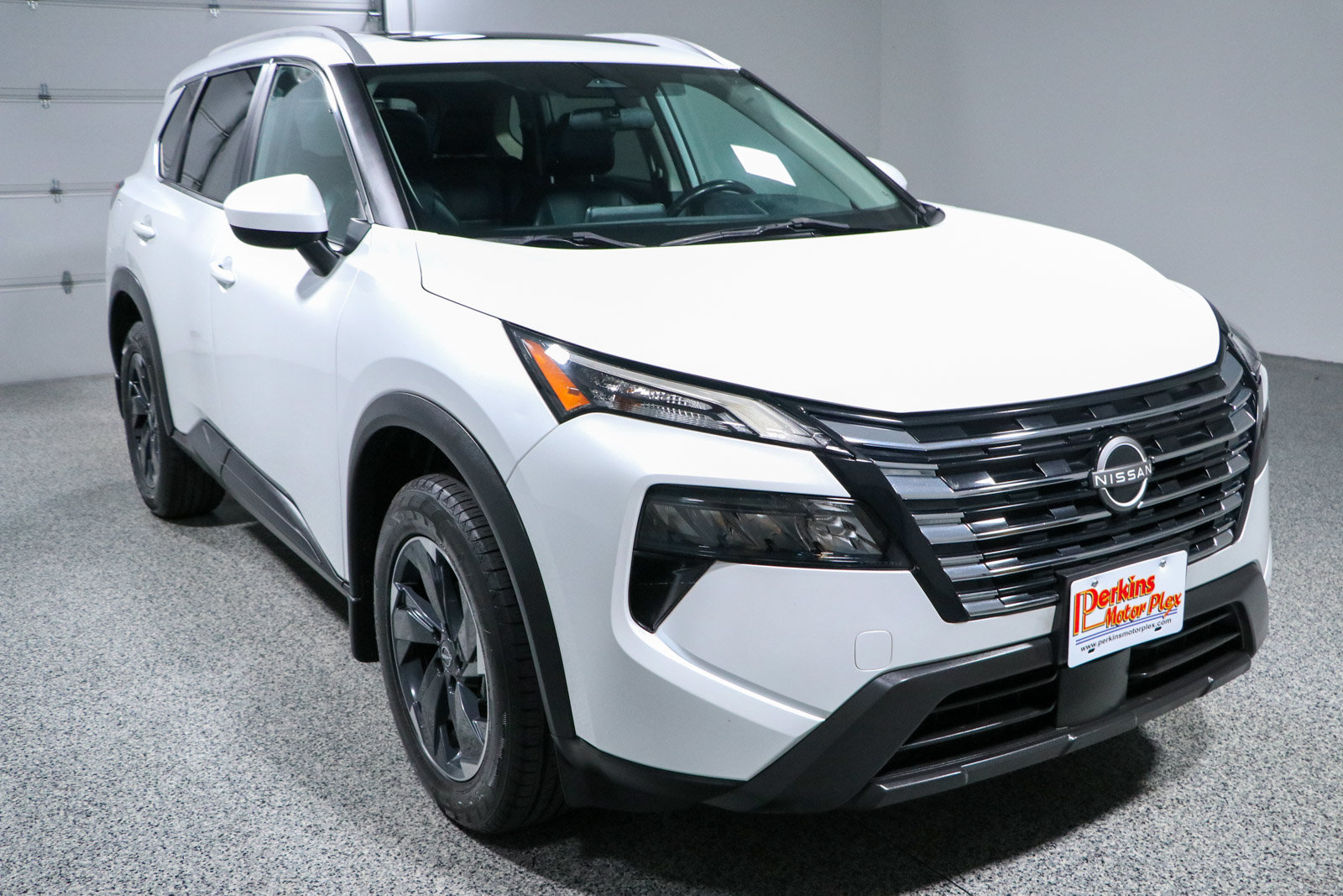 Used 2024 Nissan Rogue SV w/ SV Premium Package FWD image 5