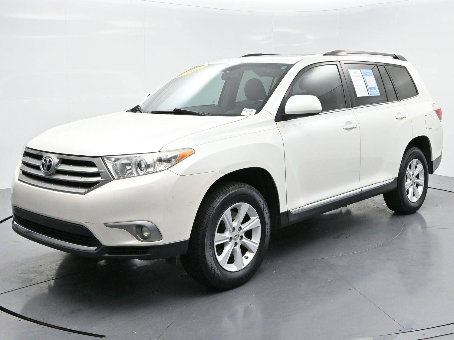 Used 2012 Toyota Highlander SE w/ Tow Pkg FWD image 3