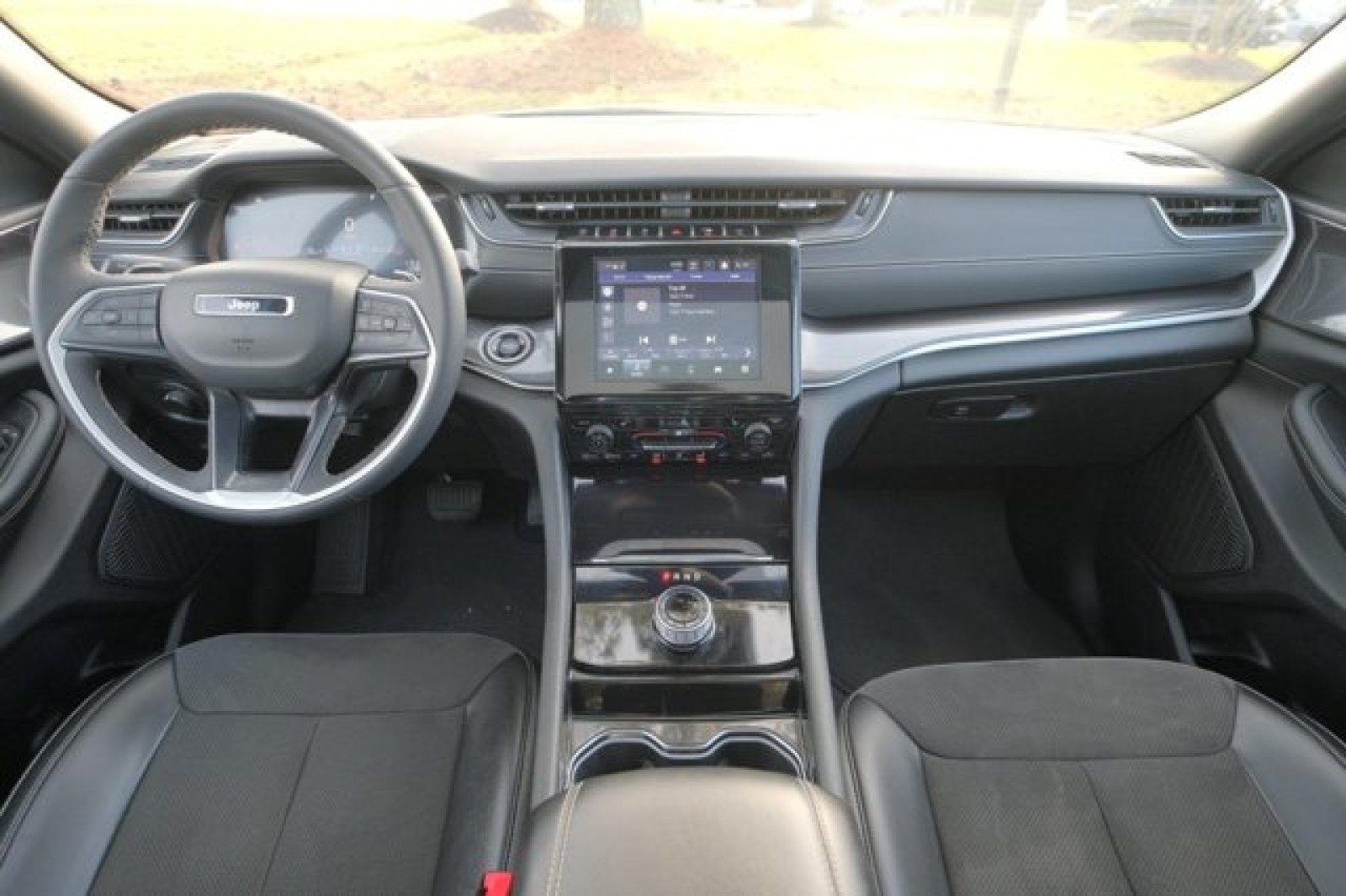 Used 2023 Jeep Grand Cherokee Altitude AWD/4WD image 17