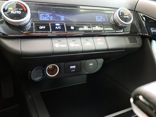 Used 2025 Hyundai Elantra Blue image 13