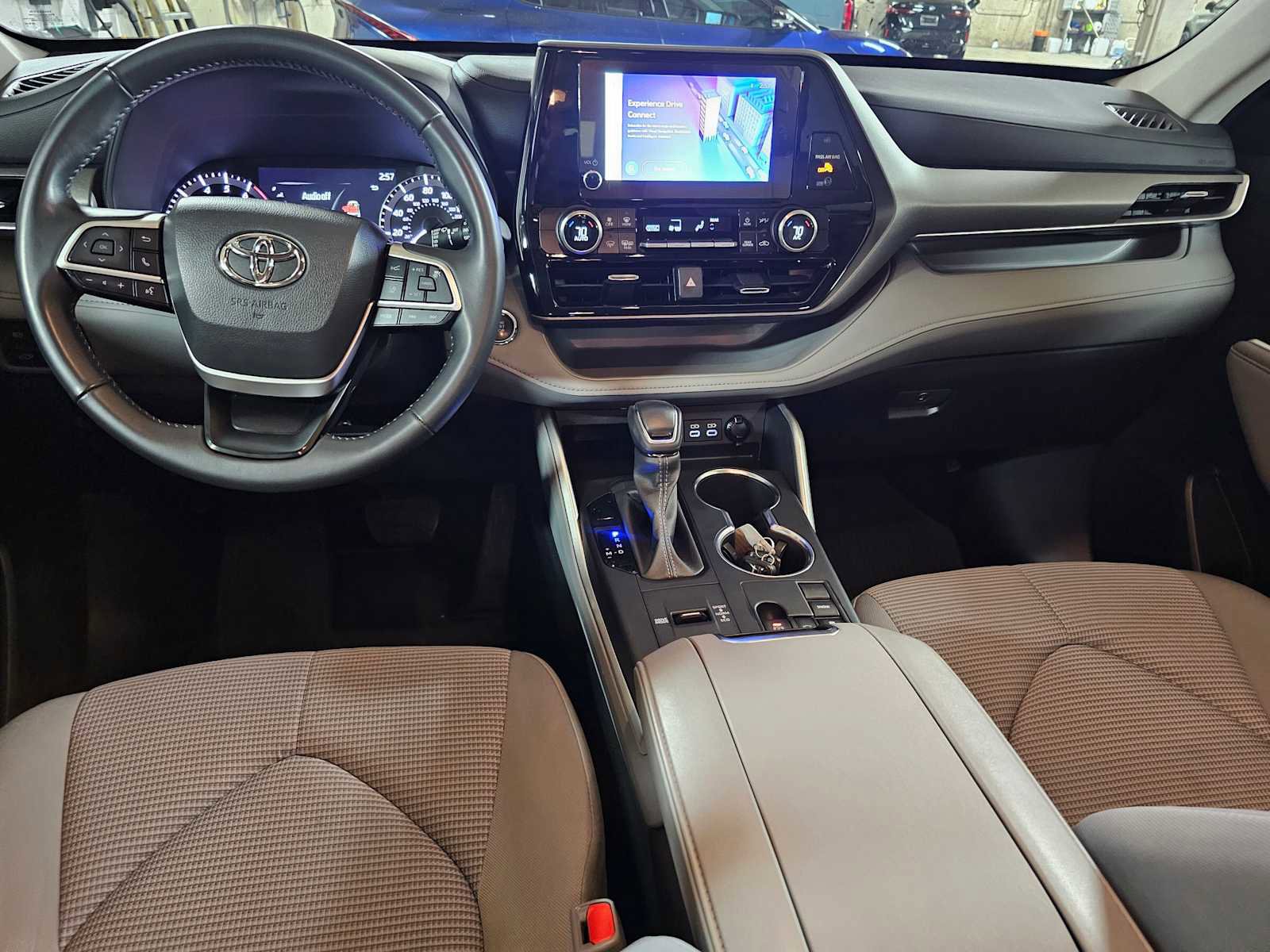 Used 2023 Toyota Highlander LE image 22