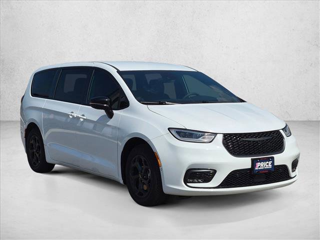 Used 2024 Chrysler Pacifica Limited FWD image 3