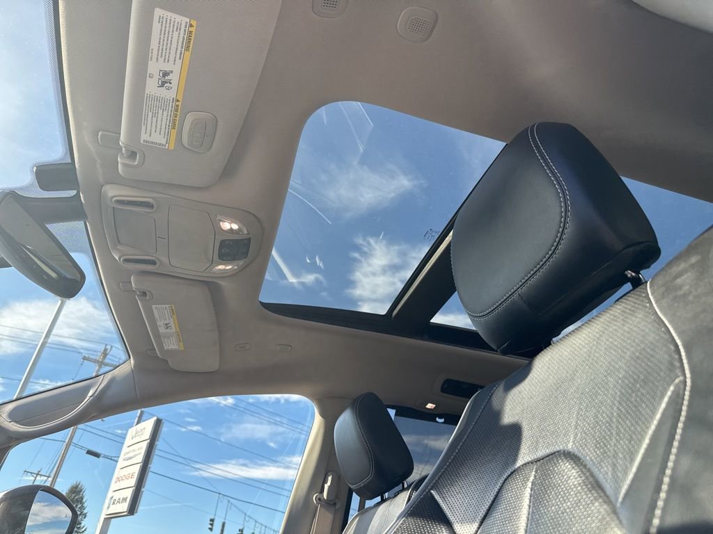 Used 2022 Chrysler Pacifica Limited w/ Uconnect Theater Family Group image 32