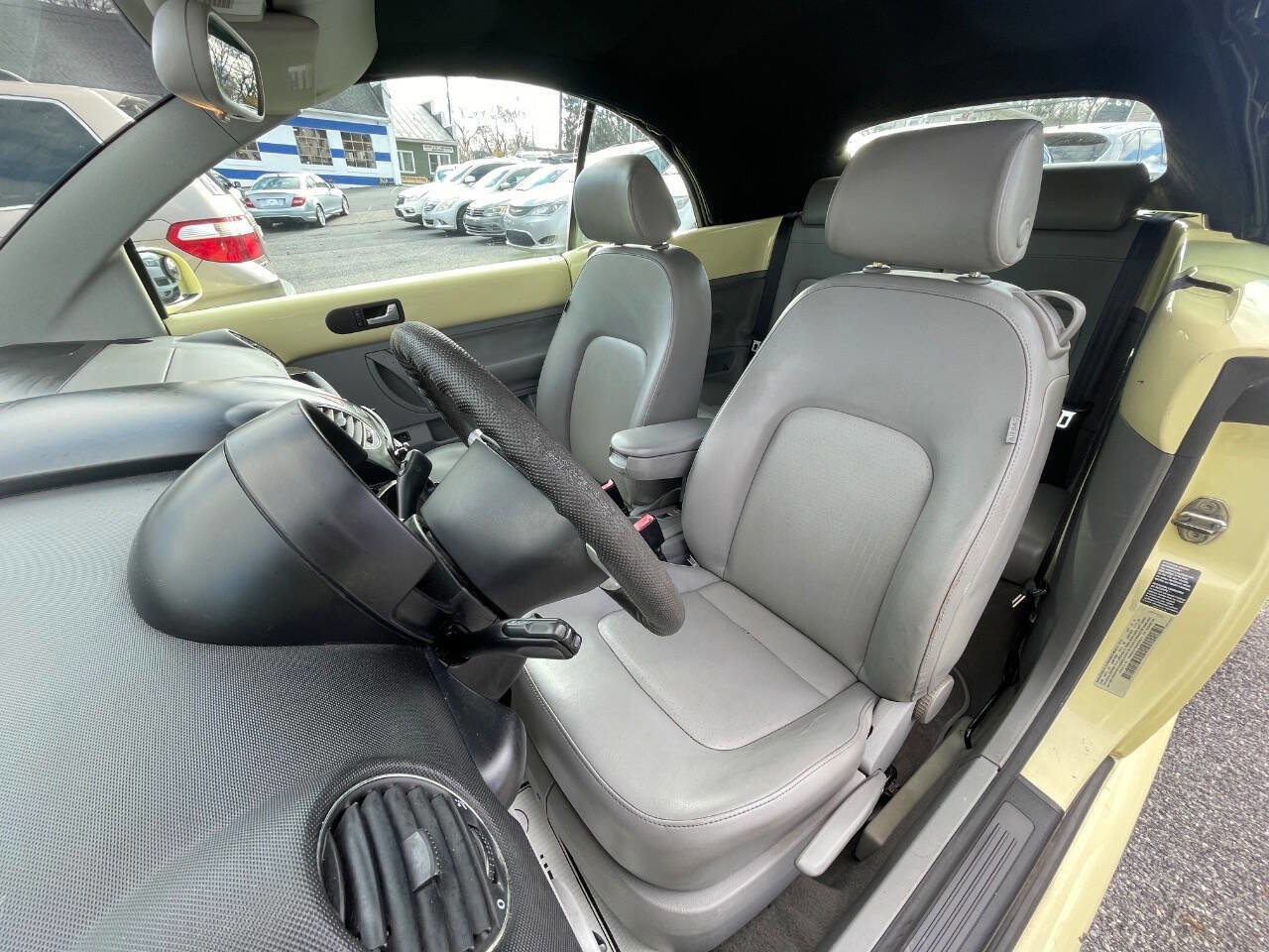 Used 2006 Volkswagen Beetle 2.5 PZEV 2dr Convertible (2.5L image 19