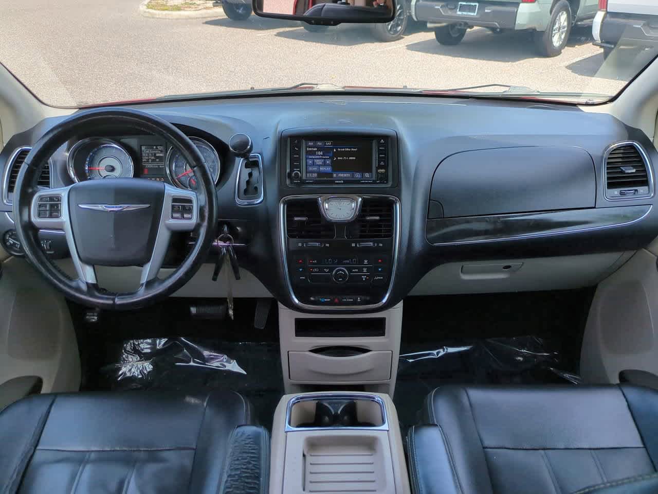 Used 2014 Chrysler Town & Country Touring FWD image 15
