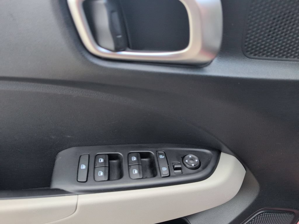 Used 2025 Hyundai Venue SEL FWD image 13