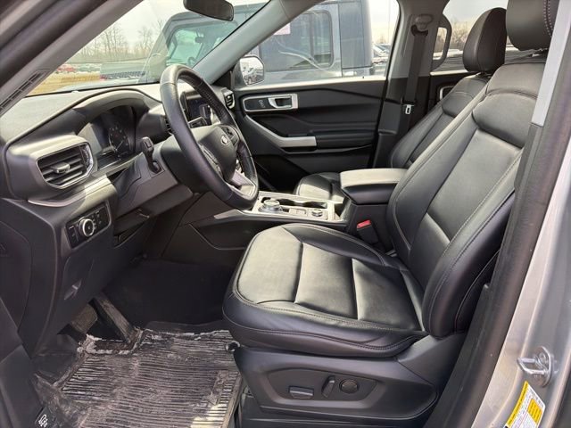 Used 2023 Ford Explorer XLT w/ Equipment Group 202A image 4